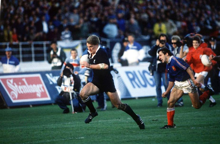 Auckland, 20 giugno 1987: John Kirwan durante l&#39;azione della meta alla Francia nella finale della Coppa del Mondo, vinta 29-9 dalla Nuova Zelanda 